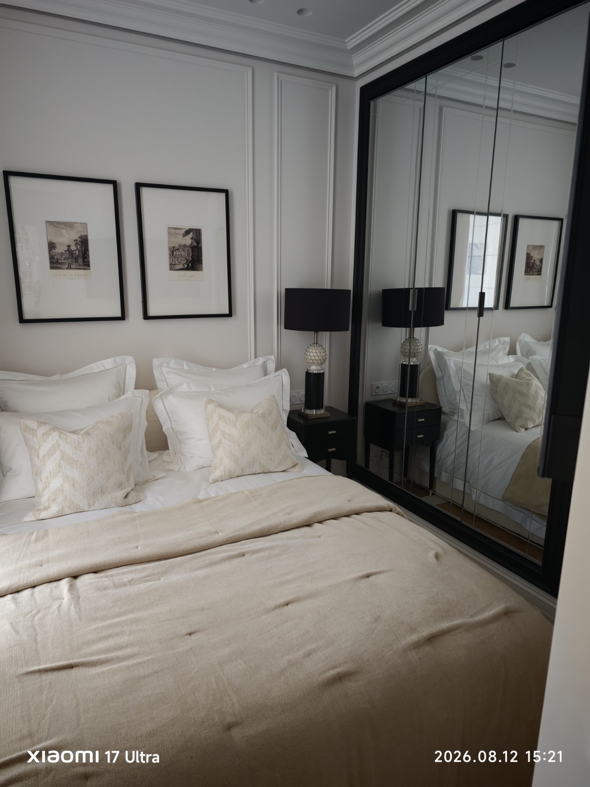Suite parisienne aménagée avec rangements vitrés sur mesure