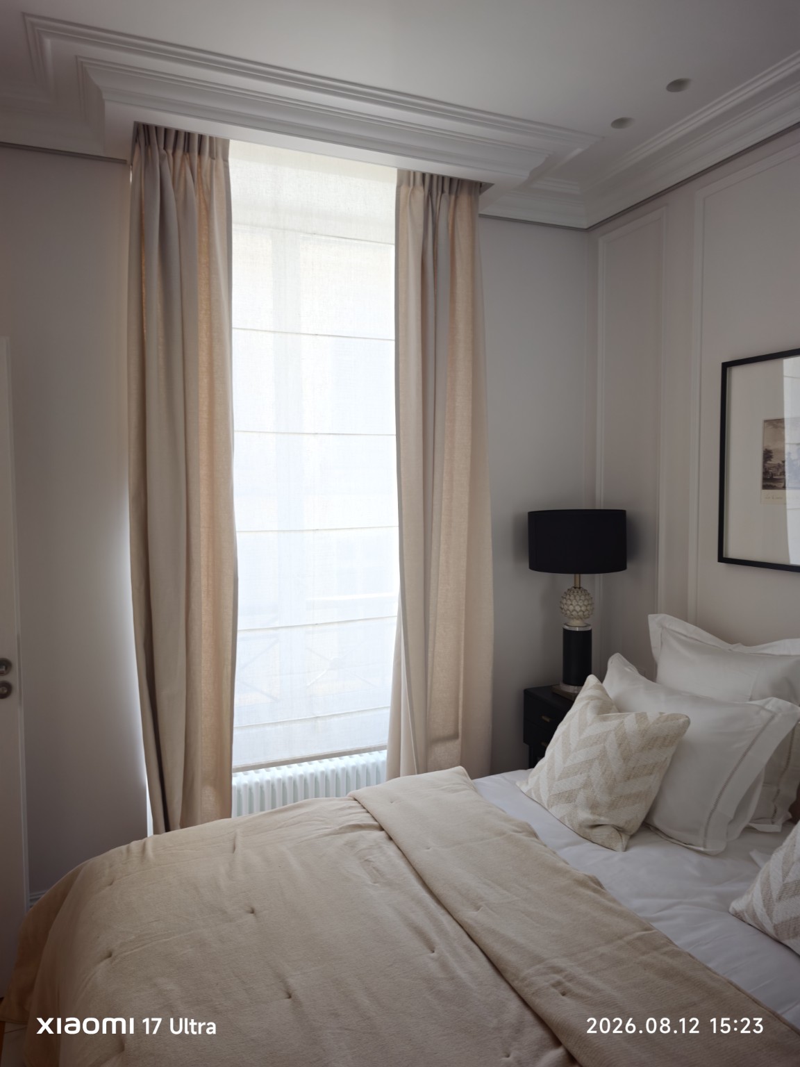 Chambre parisienne aménagée après rénovation