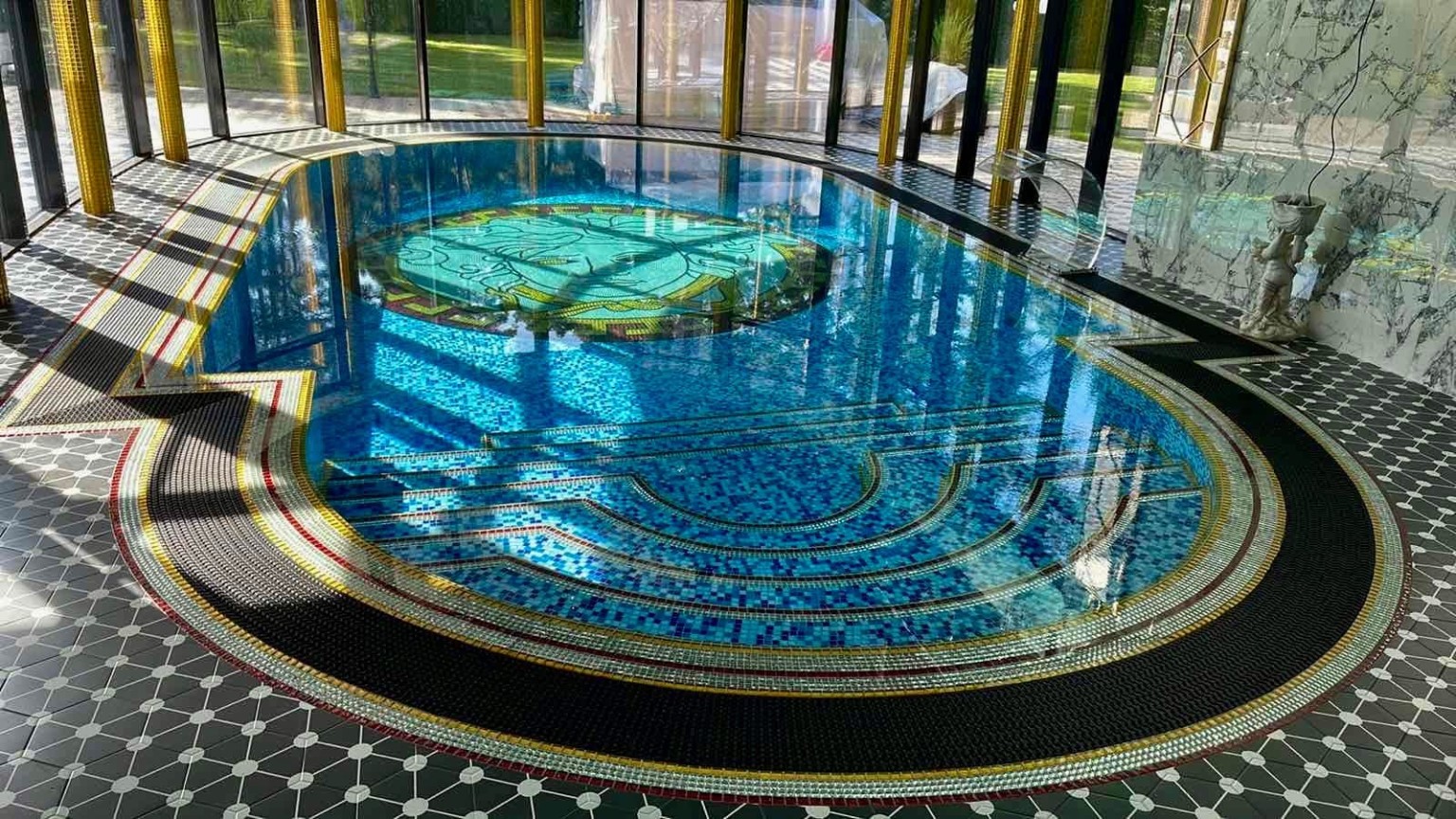 Piscine achevée avec mosaïque décorative