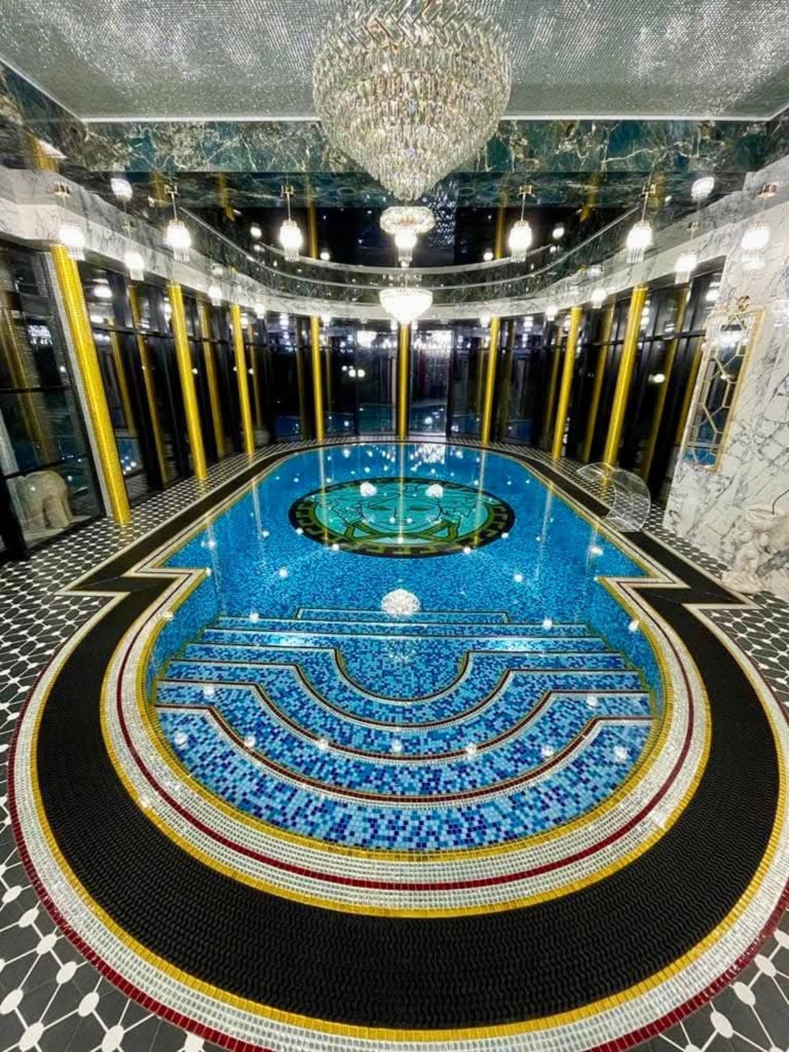 Vue générale de la piscine intérieure achevée